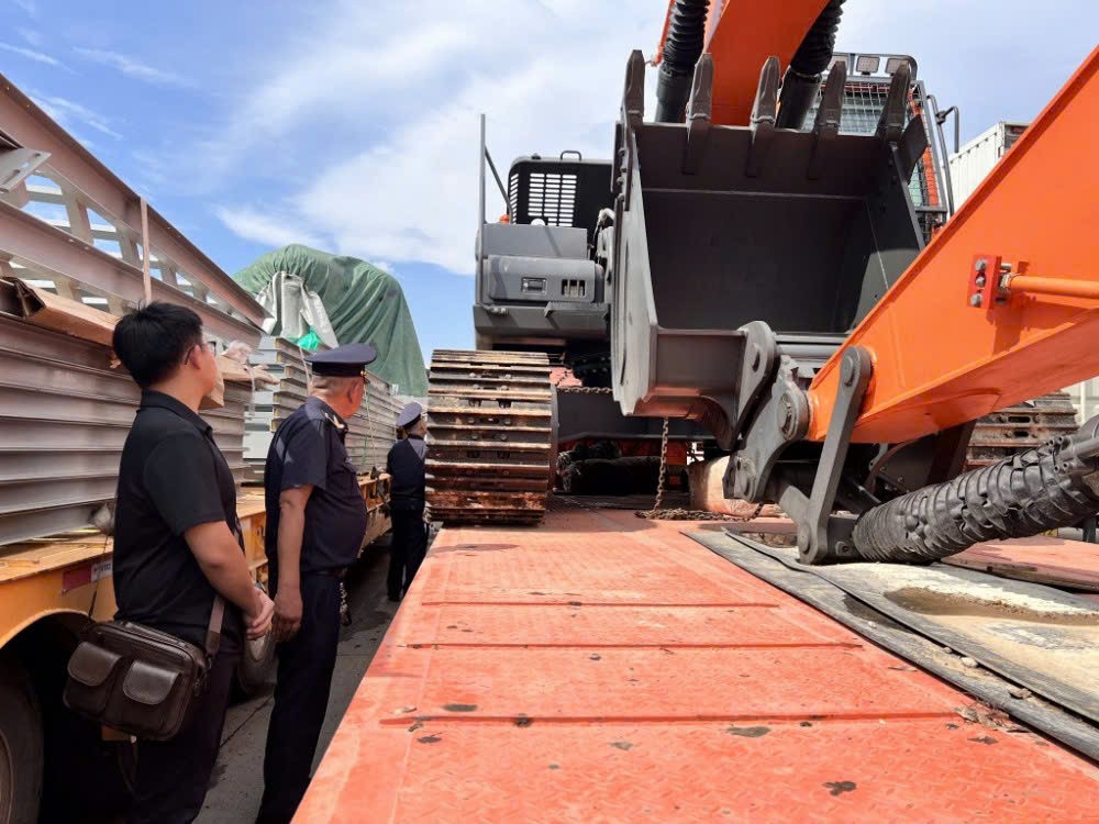 友谊国际口岸海关公务员对进口机械进行检查。