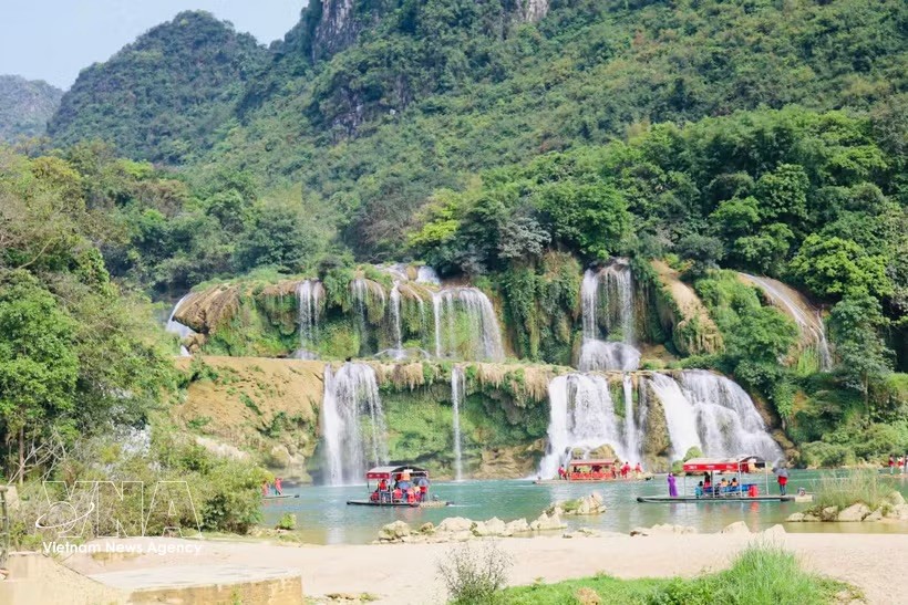 板约-德天瀑布——增进越中两国人民友谊的纽带。 