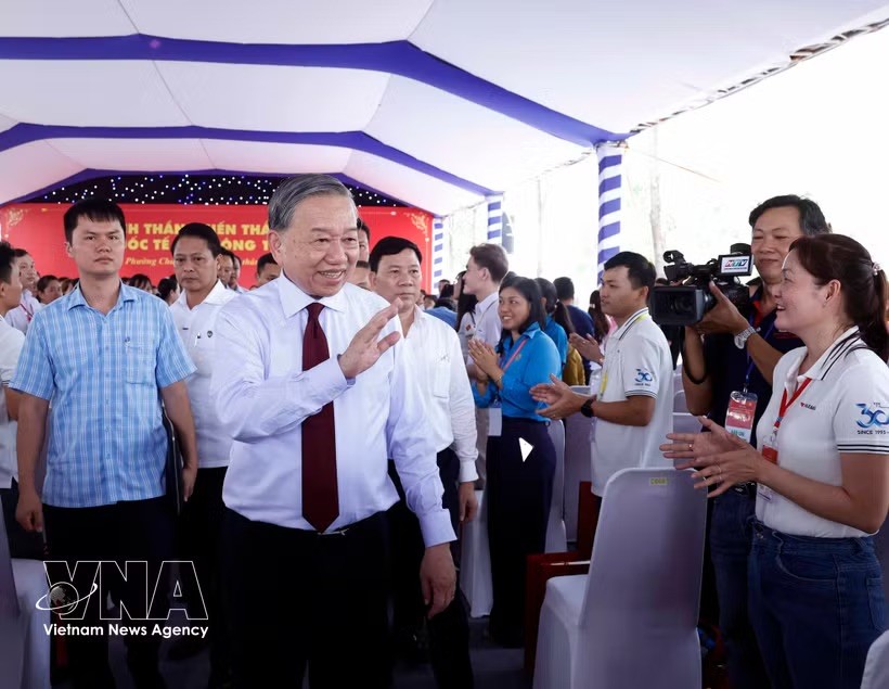 党中央总书记、国家主席苏林走访慰问胡志明市劳动者。