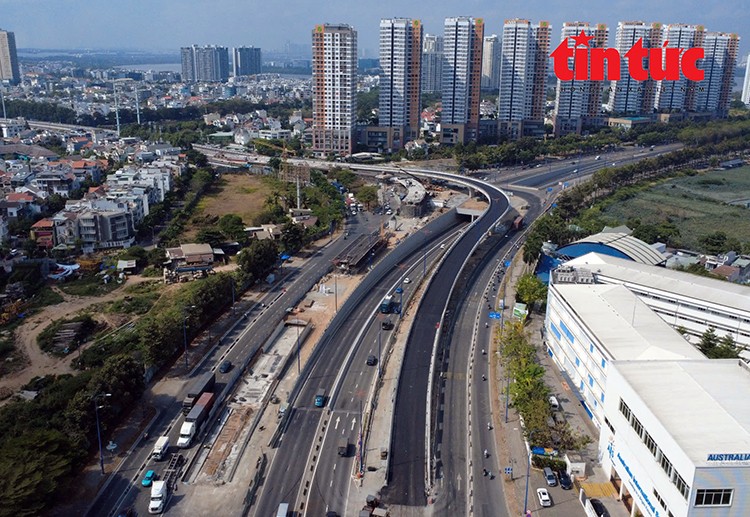 安富交通枢纽N3高架桥支线已完成桥面沥青铺设。