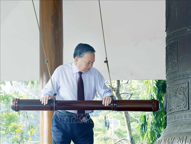 党中央总书记、国家主席苏林在新边烈士陵园（82号丘烈士陵园）敲钟。