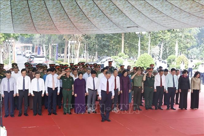 3  vna_potal_tong_bi_thu_chu_tich_nuoc_to_lam_dang_huong_tuong_niem_cac_anh_hung_liet_si_tai_tay_ninh_stand.jpg