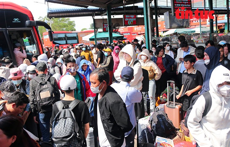 胡志明市各大车站已制定计划，以服务“四‧三〇”和“五‧一”假期的往来需求。