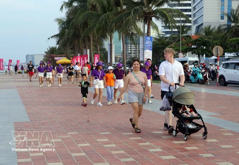 游客在岘港街道上漫步。