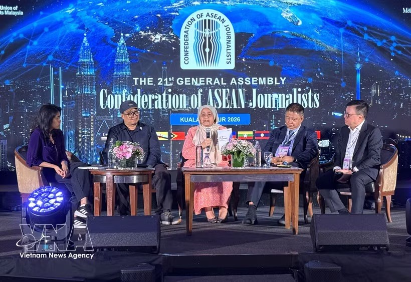 与会代表围绕打击虚假新闻等内容开展深入探讨。 