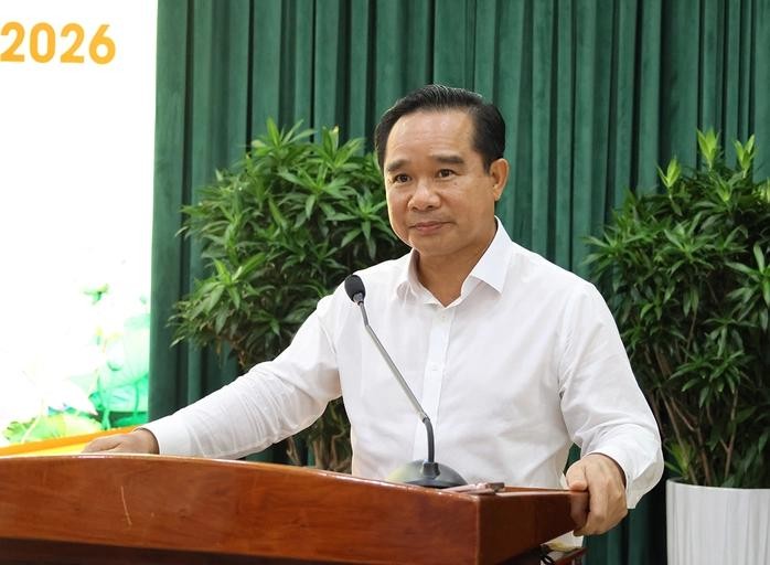 胡志明市人委会主席阮文得在聚会上致辞。