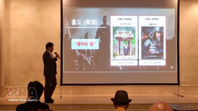 制片人兼总导演申昌石介绍电影内容。 