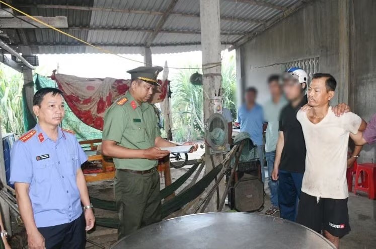 永隆省依法逮捕一名涉嫌利用民主自由权利违法人员。 图自永隆省公安 