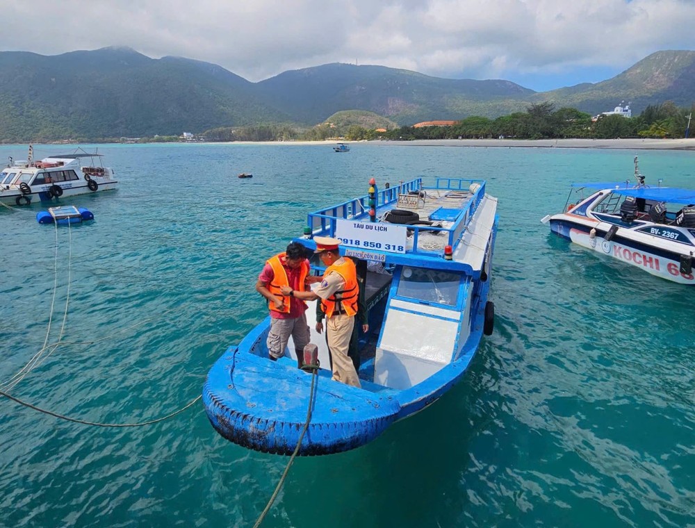 水路交警在昆仑岛乡指引民众穿戴救生衣，确保水路交通安全。 