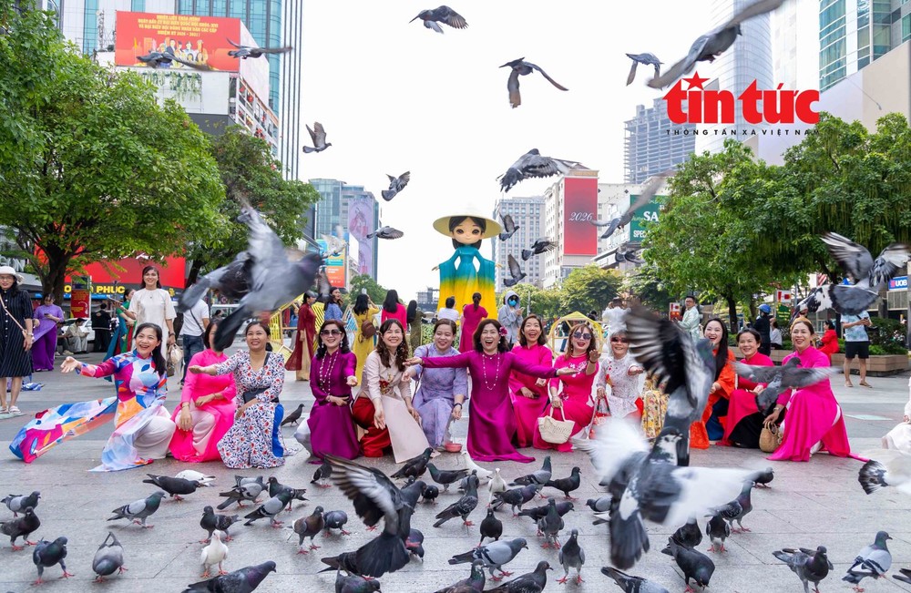 长衫色彩点亮阮惠步行街。 