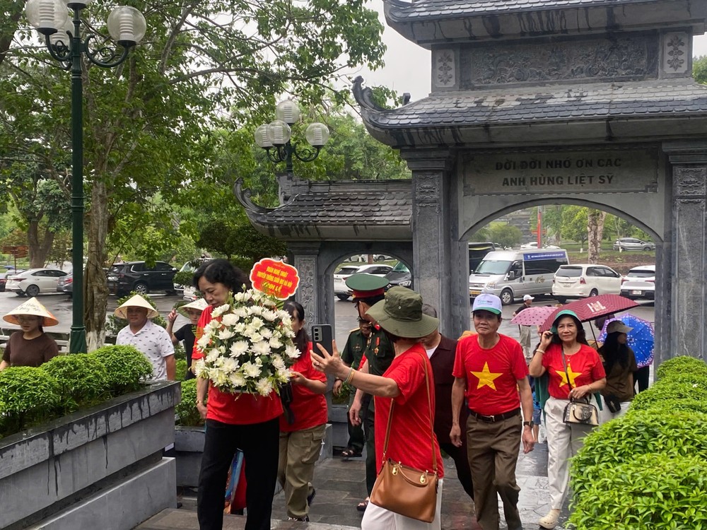 大量游客前往同禄三岔路口遗迹区敬献花圈、上香缅怀各位英雄烈士，并参观游览。 