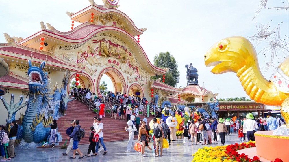 仙泉旅游区游客络绎不绝。