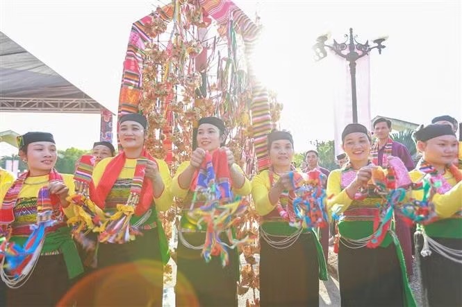 越南各民族文化旅游村中芒族的一个文艺演出活动。