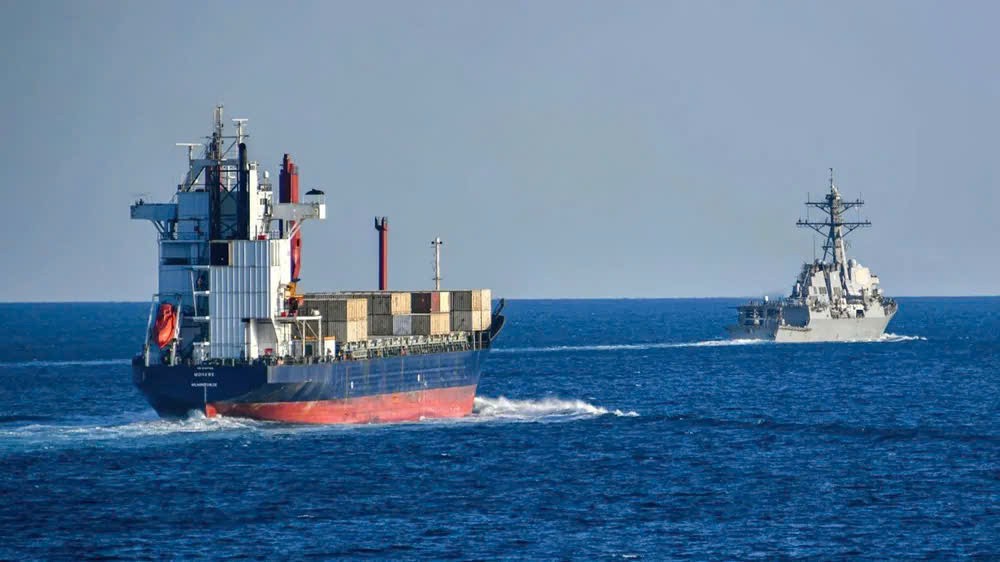 美国军舰护送一艘货船通过霍尔木兹海峡。图源：NAVY