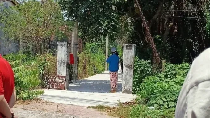 嫌疑人住房前现场。