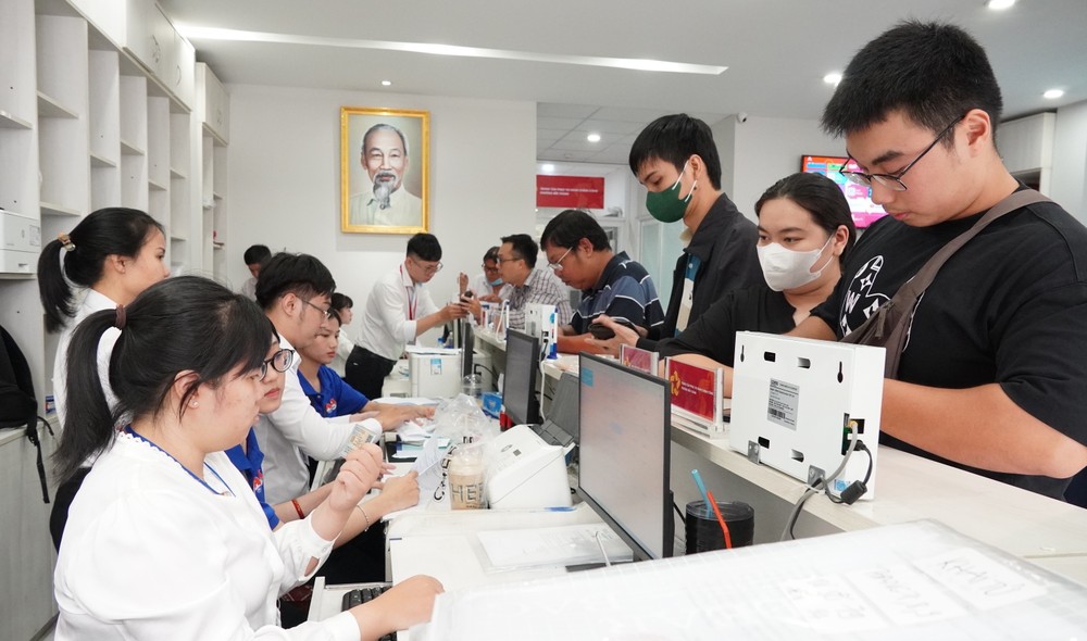 滨城坊公务员为市民办理行政手续。