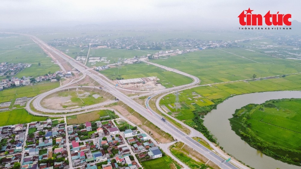 东面北-南高速公路。