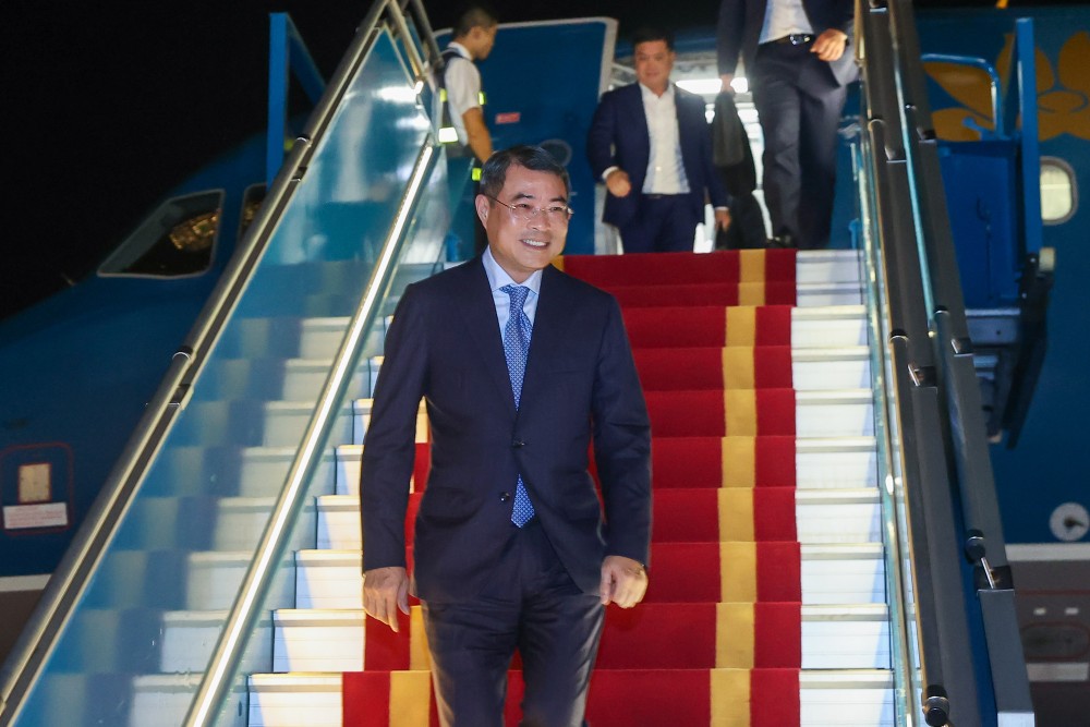  黎明兴总理已返回河内。