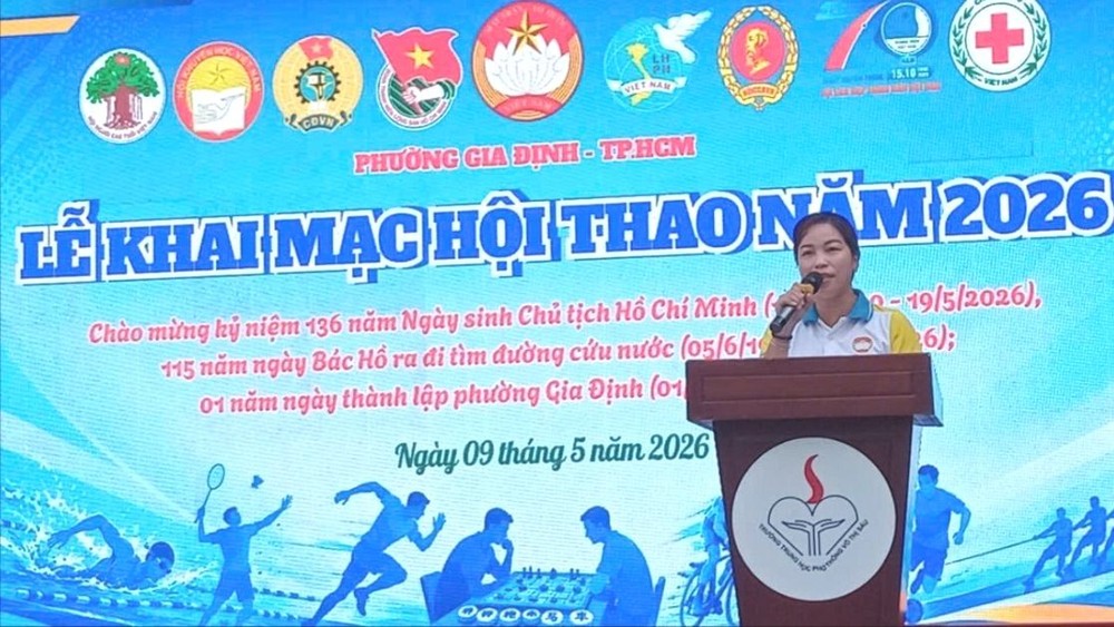  嘉定坊越南祖国阵线委员会主席陈氏秋庄在运动会上致开幕词。 