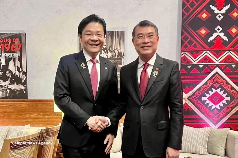 政府总理黎明兴会见新加坡总理黄循财。