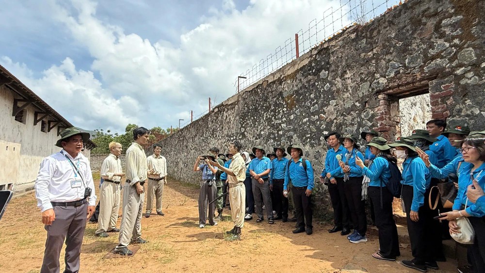 胡志明市模范工会会员及工人在2026年工人月的政治思想教育活动时参观昆仑岛监狱。