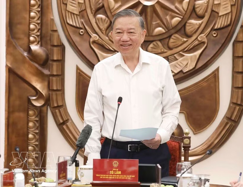 党中央总书记、国家主席苏林在河内与国家主席办公厅举行工作会议。 