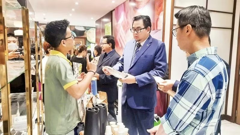 外国直接投资商参观在胡志明市贸易与投资促进中心举行的食品展。 