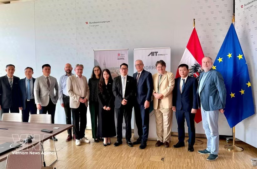 越南国家网络安全协会（NCA）代表团与越南公安部代表与奥地利国家技术研究院（AIT）就促进双方在网络安全、数据和人工智能（AI）领域的合作召开工作会议。 