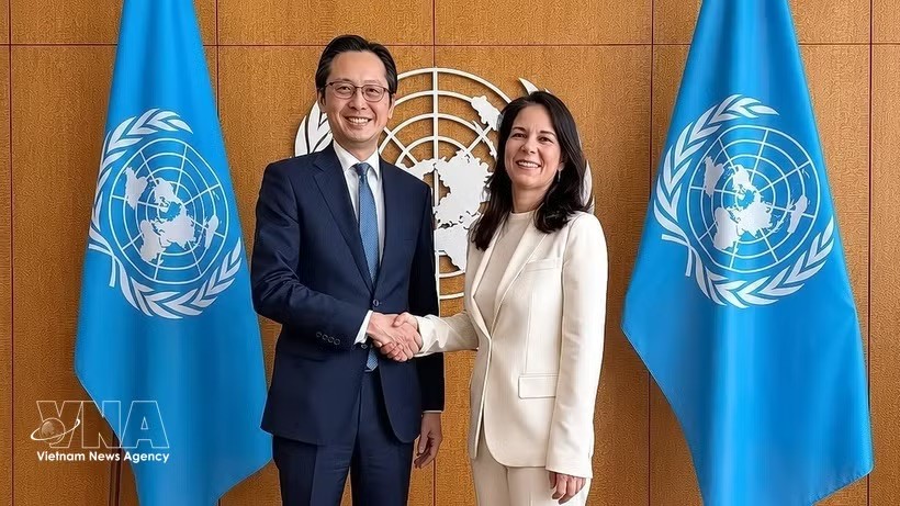 越南常驻联合国代表团团长杜雄越大使与第80届联合国大会主席安娜莱娜·贝尔伯克。