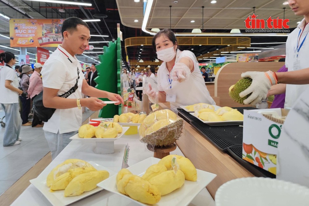 据《新闻与民族报》记者于5月16日傍晚记录报道，众多胡志明市民众在周末前往安乐GO! 超市体验榴梿自助餐。