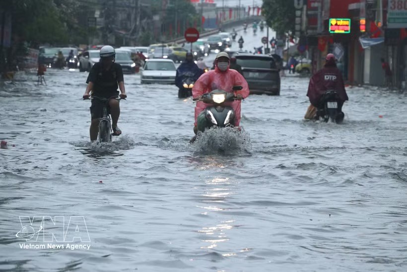 海防市安边坊念桥桥头区域水淹。 