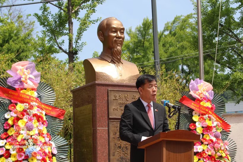 越南驻韩国大使武胡在仪式上致辞。 