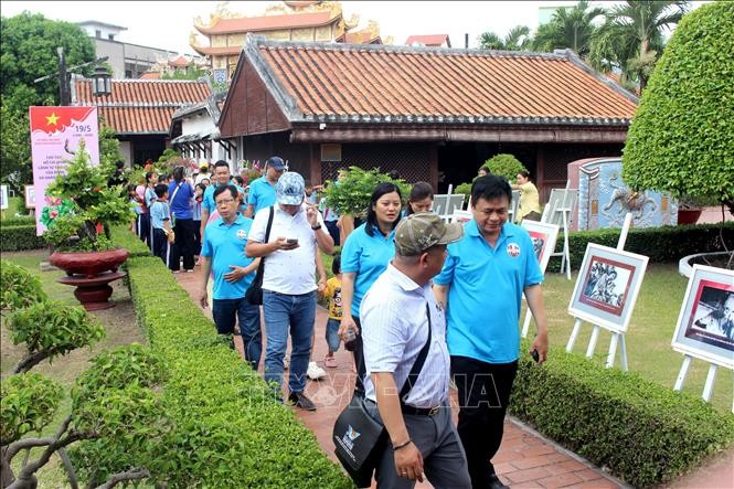 2  vna_potal_dong_nguoi_tim_ve_“dia_chi_do”_duc_thanh_de_tuong_nho_chu_tich_ho_chi_minh_stand.jpg