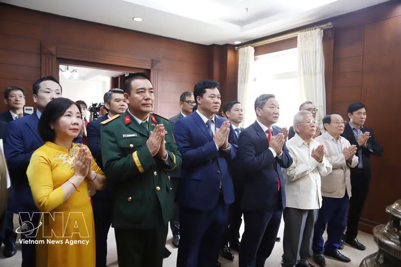 各位代表在胡志明主席祭祀室上香。 