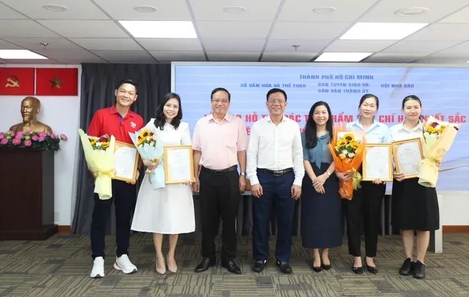 组委会代表与《西贡解放报》记者合影留念。 
