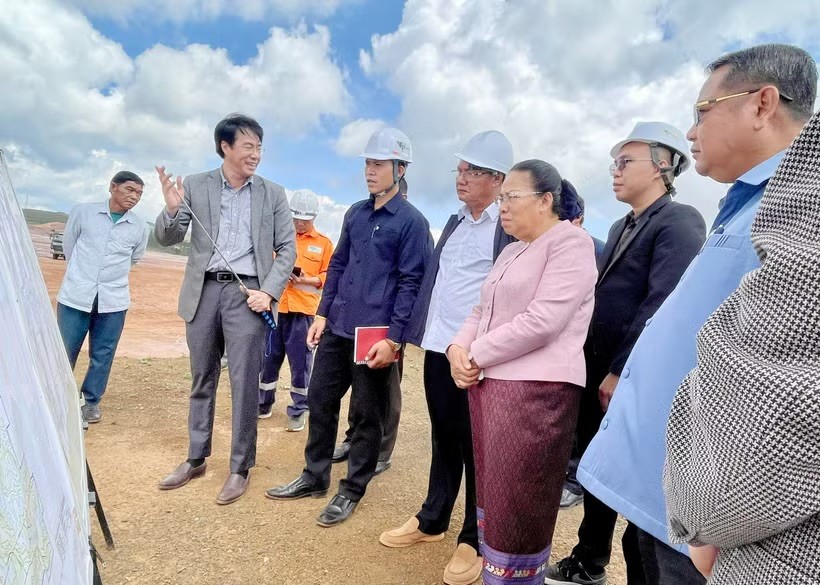 老挝国会副主席视察越南在老挝重点项目。