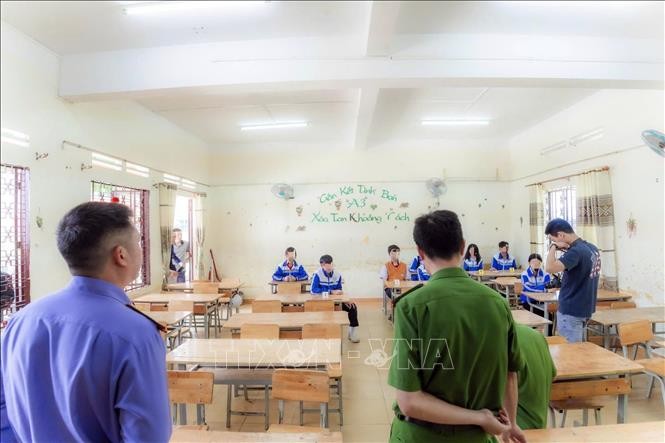 调查机关正对夷灵乡N.D. 初中学校一群组织校园霸凌的学生进行调查，该事件已导致一名八年级男生上吊自杀。