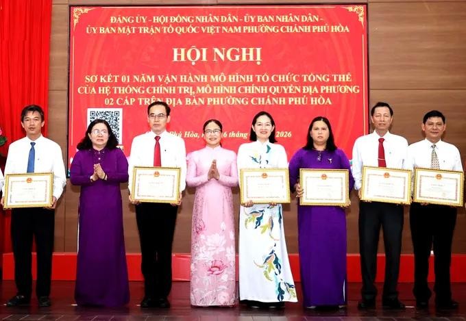 胡志明市市委内政处及市委宣教与民运处代表向政富和坊取得出色成绩的个人颁发奖状。