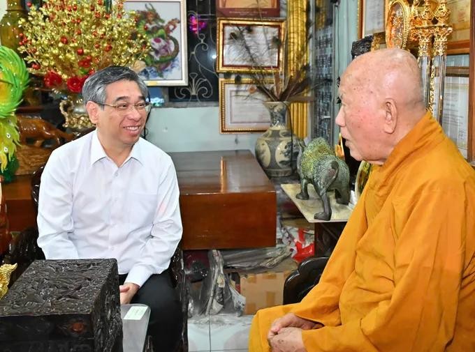 阮福禄副书记亲切慰问释如念长老和尚。
