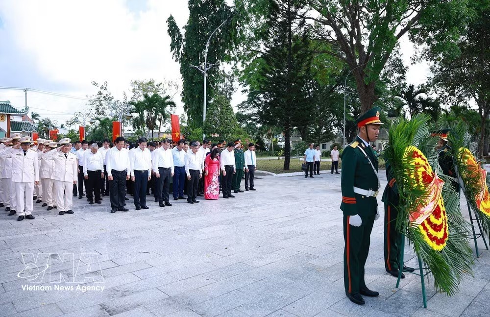 potal-thu-tuong-dang-huong-tuong-niem-cac-anh-hung-liet-si-thanh-pho-can-tho-8784584.jpeg