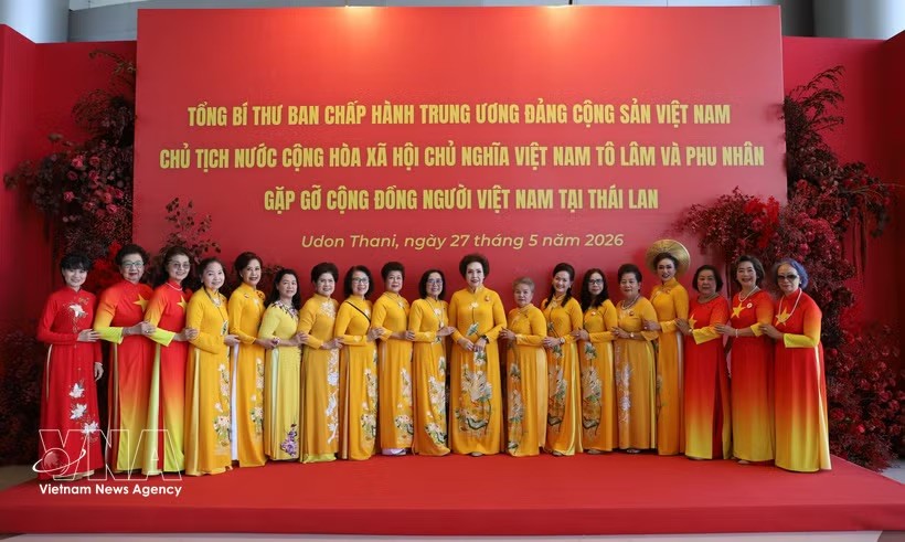 旅泰侨胞在VT Nam Nueng中心等候苏林总书记、国家主席时合影留念。