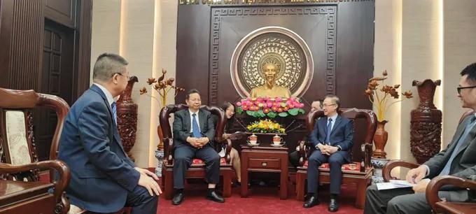 胡志明市市委副书记邓明通（右）会见中国北京市东城区党委书记孙新军。 