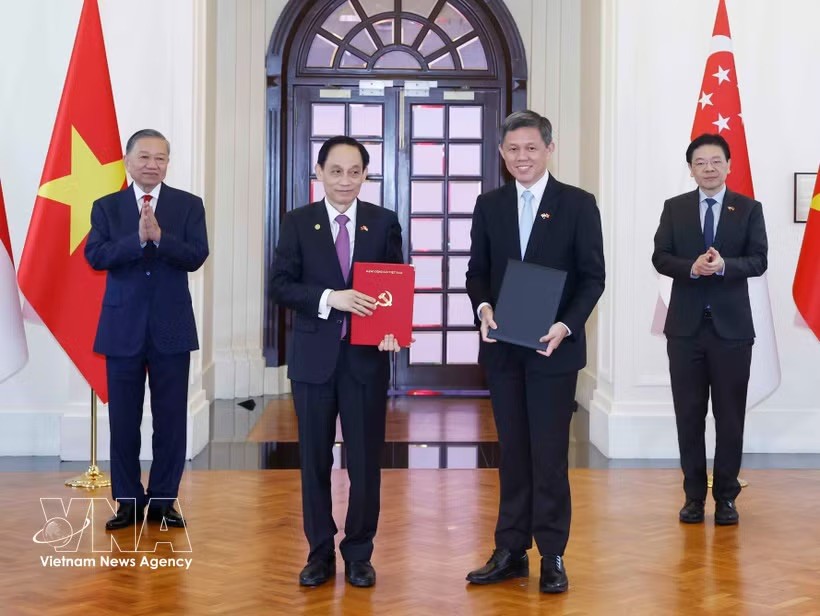党中央总书记、国家主席苏林和新加坡总理黄循财共同出席越新合作文件交换仪式。 