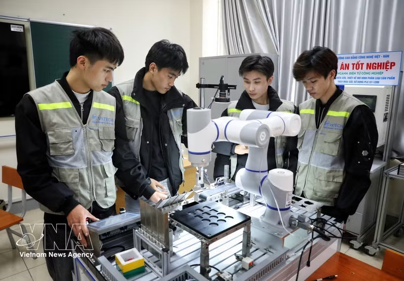 在北江省越韩科技学院进行微控制器编程实习的学生。 