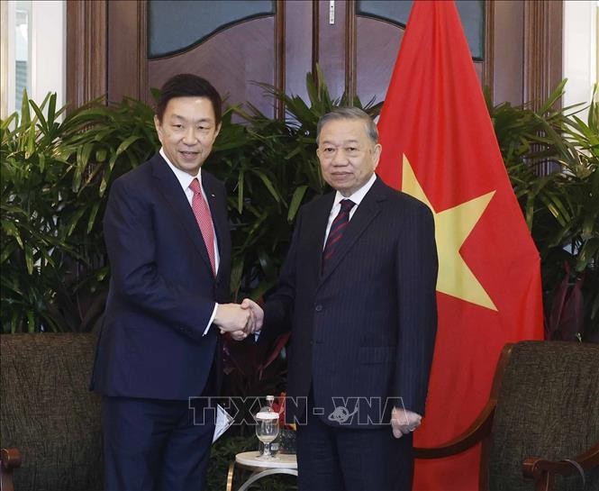  苏林总书记、国家主席会见吉宝集团（Keppel）首席执行官卢振华。 