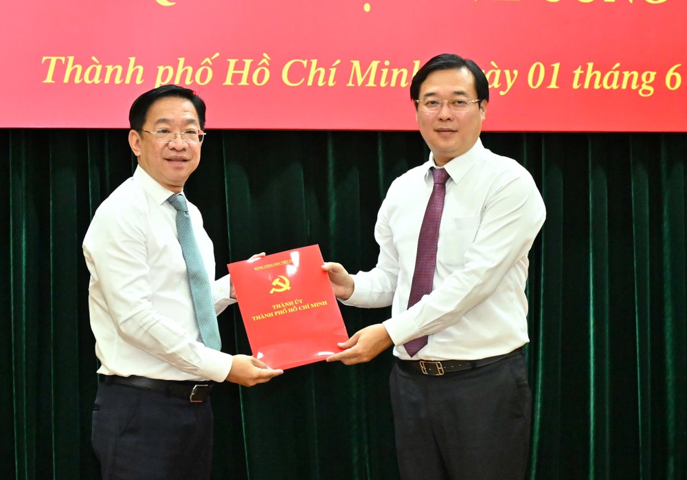 胡志明市市委常务副书记向黎陈坚同志颁授调动、指定《决定》。