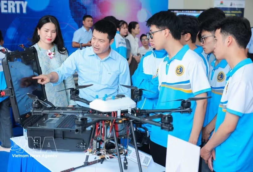 大学生参观2025年9月世界知识产权组织（WIPO）总干事与越南青年对话活动上开设的科技产品展区。 