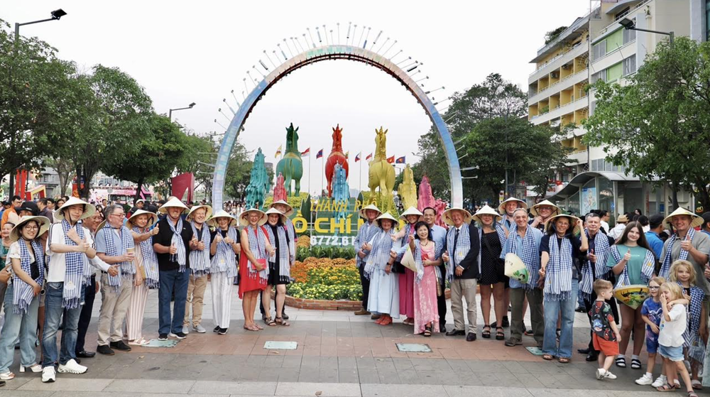 2026年初，国际游客团在胡志明市参观游览。