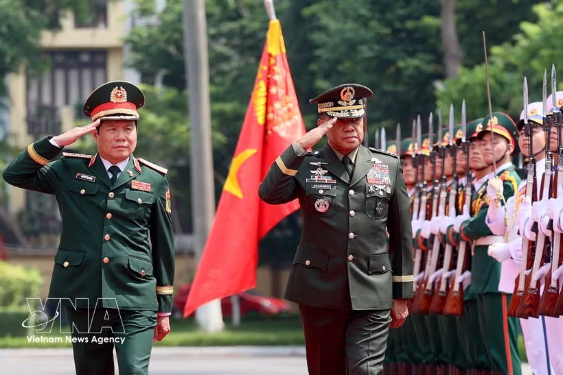 菲律宾武装部队总参谋长罗密欧·布劳纳对越南进行正式访问。