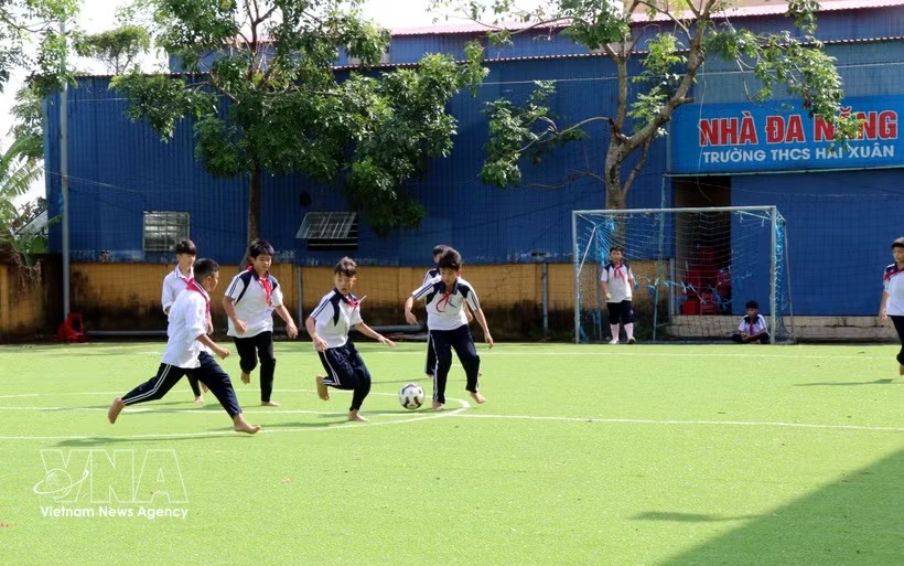 宁平省海春中学学生在课间踢足球。